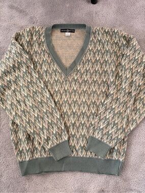 Vintage - Cape Cod Outfitters Men's V-Neck Patterned Sweater in Sage Green